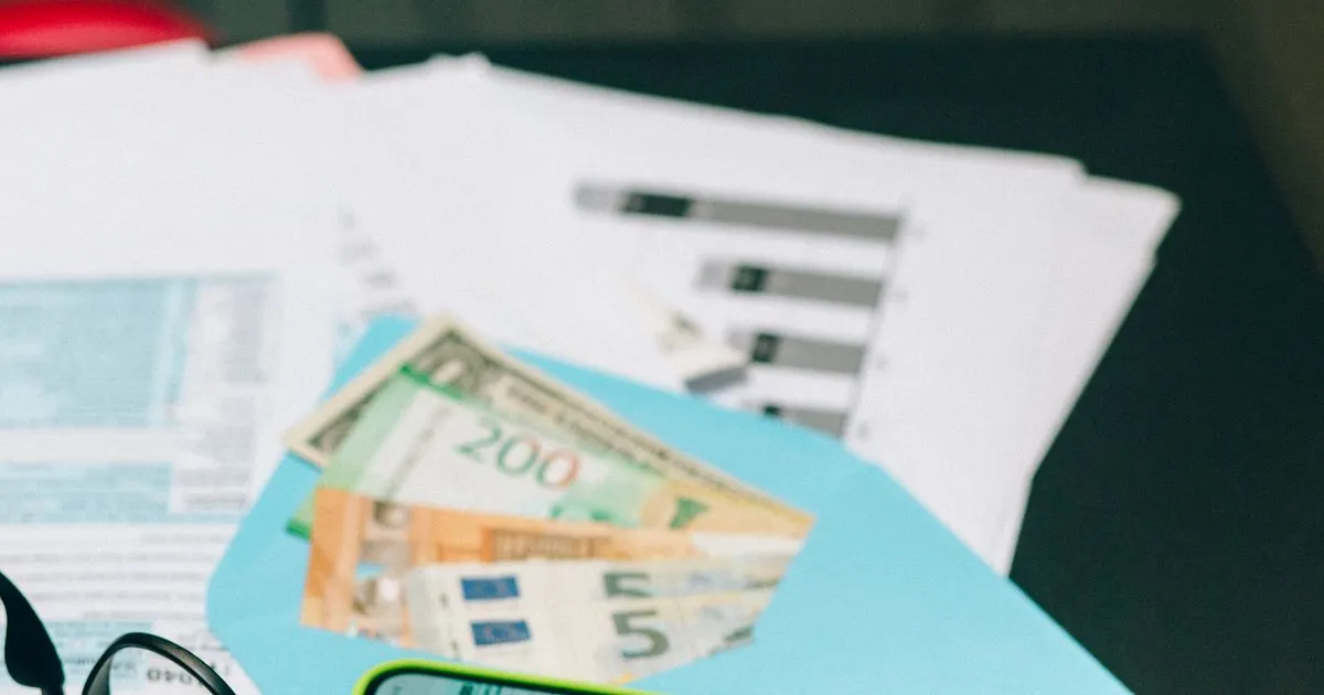 Stack of Indian rupee notes with calculator, statutory bonus calculation