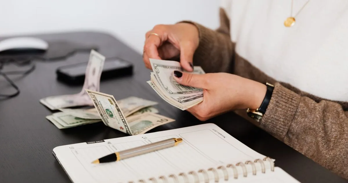 Calculator, pen and rupee notes, gratuity calculation worksheet