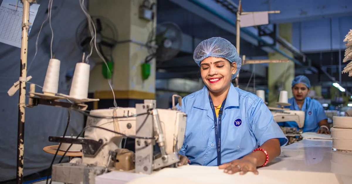 Textile workers in uniform, beneficiaries of the Labour Welfare Fund